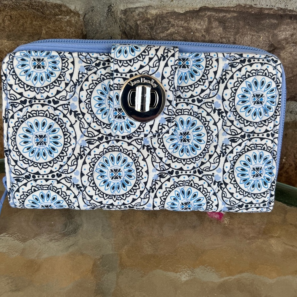 VERA BRADLEY

Mini Sketched Medallion RFID Turnlock Wallet in Cotton/NWT
